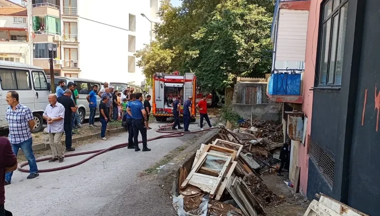 Karamürsel’de bir depoda çıkan yangın hasara neden oldu